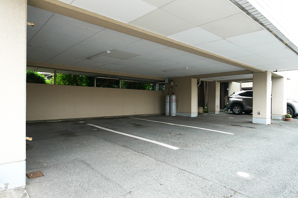 エントランス1（駐車場）